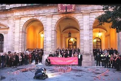Delante del ayuntamiento de Sevilla se han congregado autoridades y ciudadanos que han formado un 192 con velas, en recuerdo del número de muertos.