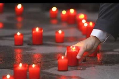 Las velas en recuerdo de las víctimas son otra de las constantes a lo largo del día.