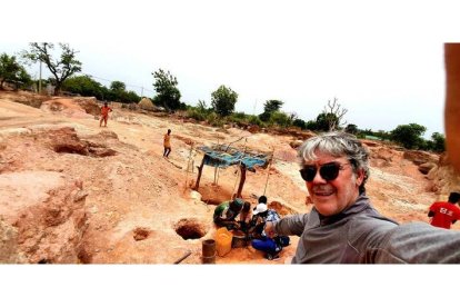 Todos los miembros de una familia trabajan para sacar el oro del vientre de la tierra y lavar las pepitas para venderlas. MANUEL FÉLIX