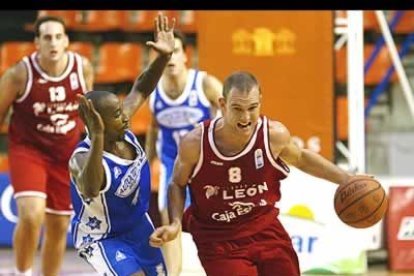Carlos Martín,es procedente del CAI, es uno de los jugadores más destacados.