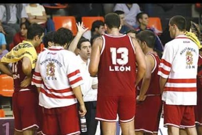 La temporada de este año se inició con un partido frente al Autocid de Burgos, al que ganó el equipo leonés.