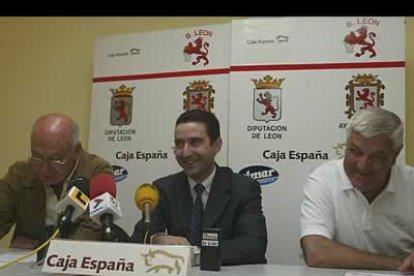 Ángel Jareño, segundo entrenador del Real Madrid, fue presentado como nuevo técnico del equipo leonés el pasado mes de julio. Es, sin duda, el fichaje estrella.