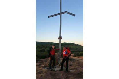 El presidente de la Asociación Leonesa del Camino Olvidado, Alider Presa (I), durante una de las etapas del Camino Olvidado a su paso por el Bierzo. CÉSAR SÁNCHEZ