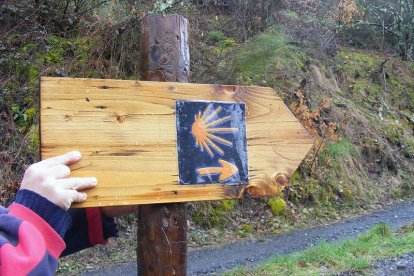 Señalización del 'Camino olvidado', que discurre en su tramo por el Bierzo Alto entre las localidades leonesas de Campo de Santiago y Villafranca del Bierzo. CÉSAR SÁNCHEZ