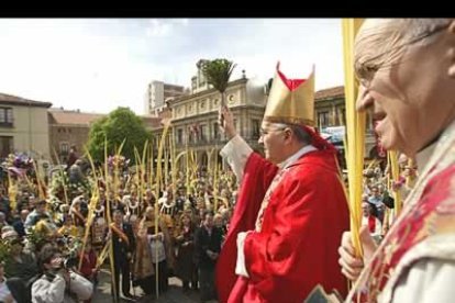 Los ramos y palmas fueron bendecidos por el Obispo de León, Julián López, en la plaza de San Marcelo.