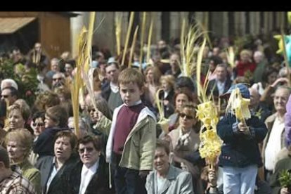 A pesar de que grandes nubarrones amenazaban con estropear la procesión, la gente no quiso perderse el encuentro.