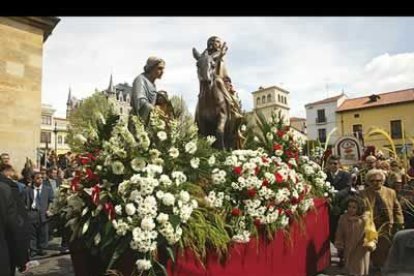 La Borriquilla, la única imagen de esta procesión, estaba ataviada con flores rojas y blancas y con fondo verde.