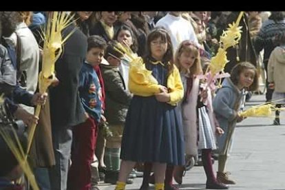 Los niños parecen los más entusiasmados por los ramos, protagonistas de esta procesión.