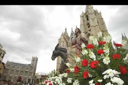 Preciosa estampa de la Borriquilla llegando a la plaza de la Catedral.
