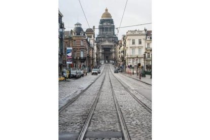 Una avenida sin viandantes y pocos vehículos circulando. EFE / STEPHANIE LECOCQ