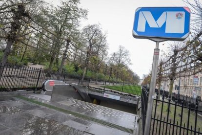 La estación de metro permanece cerrada por la amenaza terrorista. No hay movimiento de gente en las inmediaciones. EFE / STEPHANIE LECOCQ