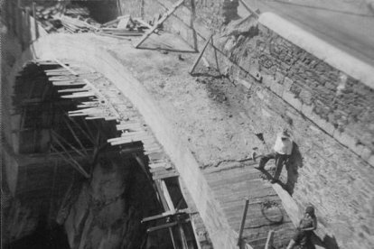Obras del puente de La Puebla o «Puente Cubelos», en 1961 | Cubelos.