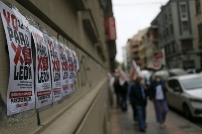 Carteles que invitan a participar en la jornada. FERNANDO OTERO