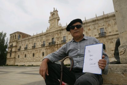 A la iniciativa se suman todo tipo de ciudadanos, en este caso con un cartel en llionés. FERNANDO OTERO
