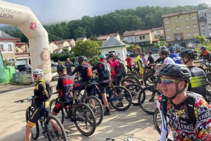 Momentos antes de la salida de la Marcha BTT Valle de Sabero que sumó su 30ª edición. A.V.