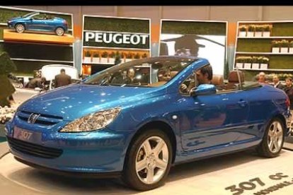 Este modelo cuenta con un mecanismo electrónico que convierte este cupé en un descapotable en 25 segundos.