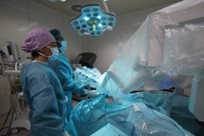 Una de las primeras operaciones de extirpación de la glándula prostática en un paciente con cáncer en el centro médico quirúrgico del Hospital San Juan de Dios, con los especialistas Miguel Ángel Alonso Prieto y Miguel García Sanz al frente. RAMIRO