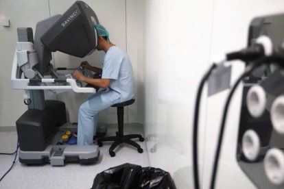 Una de las primeras operaciones de extirpación de la glándula prostática en un paciente con cáncer en el centro médico quirúrgico del Hospital San Juan de Dios, con los especialistas Miguel Ángel Alonso Prieto y Miguel García Sanz al frente. RAMIRO