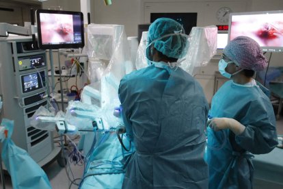 Una de las primeras operaciones de extirpación de la glándula prostática en un paciente con cáncer en el centro médico quirúrgico del Hospital San Juan de Dios, con los especialistas Miguel Ángel Alonso Prieto y Miguel García Sanz al frente. RAMIRO