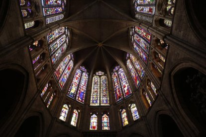 Catedral de León durante la crisis sanitaria por el coronavirus, con Vicente, uno de sus vigilantes. F. Otero Perandones.