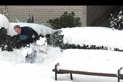 Entre las complicaciones surgidas por la caída de nieve, está la de poder acceder a las viviendas.
