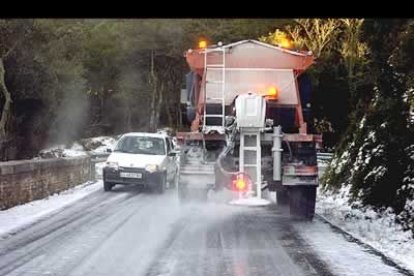 En el Pirineo leridano las máquinas quitanieves tuvieron que emplearse a fondo para despejar las carreteras a golpe de sal.