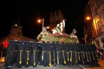 Vía Crucis Procesional organizado por Nuestro Padre Jesús Nazareno, el Lunes Santo. Secundino Pérez