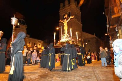 Vía Crucis Procesional organizado por Nuestro Padre Jesús Nazareno, el Lunes Santo. Secundino Pérez