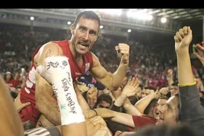 Bulfoni reponde a una afición entregada y con gesto de rabia tras el éxito logrado al ascender a la Liga ACB. El argentino volvió a ser letal en el triunfo leonés ante los maños