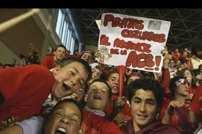 Los jóvenes aficionados del Baloncesto León sintetizaron muy bien el sentimiento general: todo León al abordaje de la ACB. Era una guerra sin cuartel donde sólo valía una cosa: la victoria. Y al final se logró tras siete años de larga espera. Mereció la pena aguardar para conseguir tan buen botín.