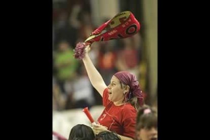 Y es que ayer no cabía un alfiler en las gradas del Palacio de los Deportes porque la marea roja ?la de uno y otro equipo? no quiso defraudar y arropó a los suyos de principio a fin. Muchos tuvieron que ver le encuentro de pie, pero la ocasión merecía la pena.