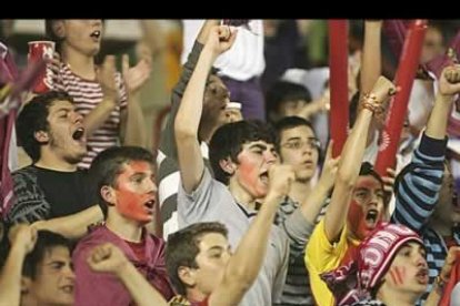 Tambores, bocinas, bufandas y pañuelos también fueron fieles a su cita con el baloncesto. Tampoco faltaron dos detenidos. Uno por saltar a la pista antes de tiempo y otro por altercados en el fondo sur.