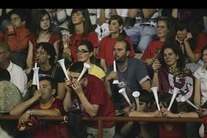 Por pulmones que no quede. Y por ruido tampoco. Como ya sucediese en los primeros envites de la eliminatoria, cientos de aficionados soplaron hasta la extenuación sus famosas y ruidosas trompetillas. Esas que prácticamente aturdieron a los jugadores maños cada vez que atacaban.