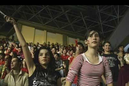 Ya desde el primer cuarto, la afición saboreó el ascenso y enloquecía con cada tanto del cuadro leonés. El público y el equipo entraron en un toma y daca de ver quién daba más al otro. Las gradas se desgañitaban y el equipo marcaba.