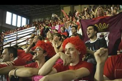 La afición se lo pasó en grande, excepto los seguidores del CAI. Y es que León se lo llevó todo: el triunfo, el buen juego y la diversión. Y llegaron los abrazos. Jugadores y técnicos sintieron, ahora de verdad, el calor y el abrazo implacable de la afición, que no dudó en saltar a la pista para celebrar la gran fiesta del ascenso.