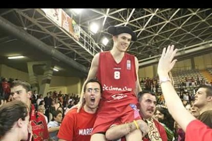 Dumas, el base galo del Baloncesto León, no dudó en tocarse con una típica montera de torero para celebrar una faena por todo lo alto: nada menos que la del ascenso a la ACB. El toro maño llegó a León dispuesto a cornear pero al final los de Aranzana le cortaron las orejas y el rabo.