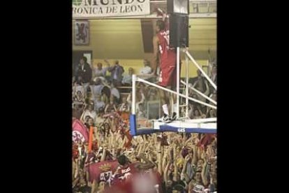 Peterson no dudó en subirse a una de las canastas para saludar a la aficíón. El jugador quiso «dar gracias a Dios, lo primero», y añadió que «yo dije desde el principio que este equipo tenía mucho carácter y lo hemos demostrado desde el inicio de la temporada porque hemos trabajado duro».