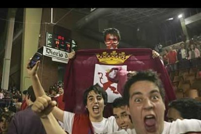 Nada más que concluyó el partido, los fieles aficionados leoneses se desplazaron a toda prisa hacia el centro de la ciudad.