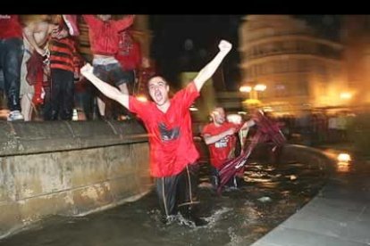 La plaza de Santo Domingo comenzó a presentar un ambiente impresionante. El rojo se convirtió en el color que calentó la noche, como si se tratara de un arco iris monocolor. La hinchada se mostró exultante y no paró de inundar de pitidos, petardos y tracas el centro de la ciudad leonesa.