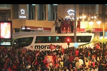 El momento más emocionante de la celebración del ascenso se produjo cuando apareció por la principal arteria de la ciudad, la calle Ordoño II, el autocar con los héroes del segundo ascenso a la máxima categoría de Baloncesto León en el techo, seguidos de la Peña El Tambor, con su grito de guerra Paquito El Chocolatero