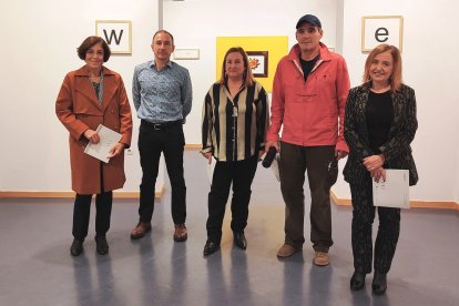 El artista, junto a responsables del Campus, el Ayuntamiento de Ponferrada y el IEB. DL