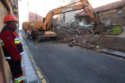 La retroexcavadora tiene trabajo para un mes. RAMIRO