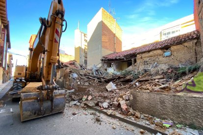 Primeras casas derribadas para acometer las obras de la Ronda Interior. RAMIRO