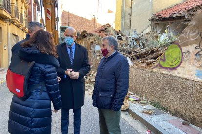 Primeras casas derribadas para acometer las obras de la Ronda Interior. RAMIRO