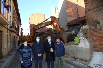 El alcalde de León, José Antonio Diez, en las obras de demolición. AYUNTAMIENTO DE LEÓN