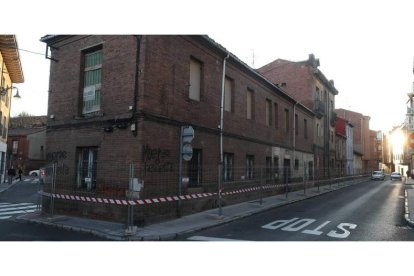 Después de casi 40 años de espera, el derribo de las primeras casas de la manzana afectada encuentra fecha hoy. RAMIRO