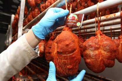 Una trabajadora controla los botillos elaborados por una industria, en imagen de archivo. L. DE LA MATA