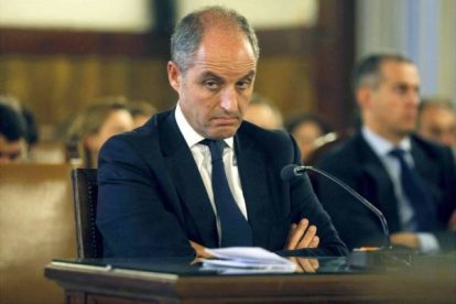Francisco Camps, que dimitió como presidente de la Generalitat valenciana, se sentó en el banquillo de los acusados en el proceso judicial por el caso de los trajes de la ‘red Gürtel’. Foto: JUAN CARLOS CÁRDENAS/EFE