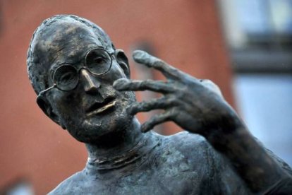 El mundo se conmocionó con la muerte del fundador de Apple y le aplaudió como un genio de la innovación tecnológica que ha transformado la sociedad actual. En la imagen, una escultura en Budapest en su honor. Foto: ATTILA KISBENEDEK/AFP