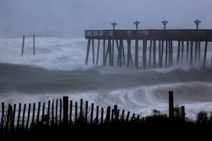 El huracán que amenazó la costa este de EEUU obligó a una evacuación masiva de las zonas costeras y causó numerosas muertes y cuantiosos daños materiales. En la imagen, las olas chocan contra el muelle de Kitty Hawk (Carolina del Norte). Foto: JIM LO SCALZO/EFE